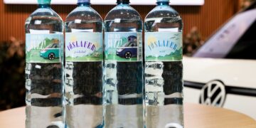 Vier verschiedene Flaschen Vöslauer mit Gewinnspieletiketten