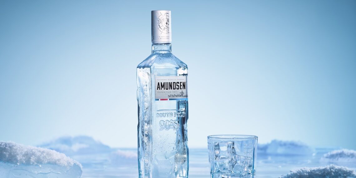 Eine Flasche Amundsen Vodka mit Glas in der Eiswüste