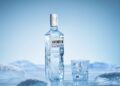 Eine Flasche Amundsen Vodka mit Glas in der Eiswüste