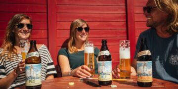 Zwei Frauen und ein Mann trinken Biere der neuen Range.