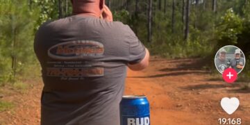 Männlicher Influencer im Wald mit einer Dose Bud Light