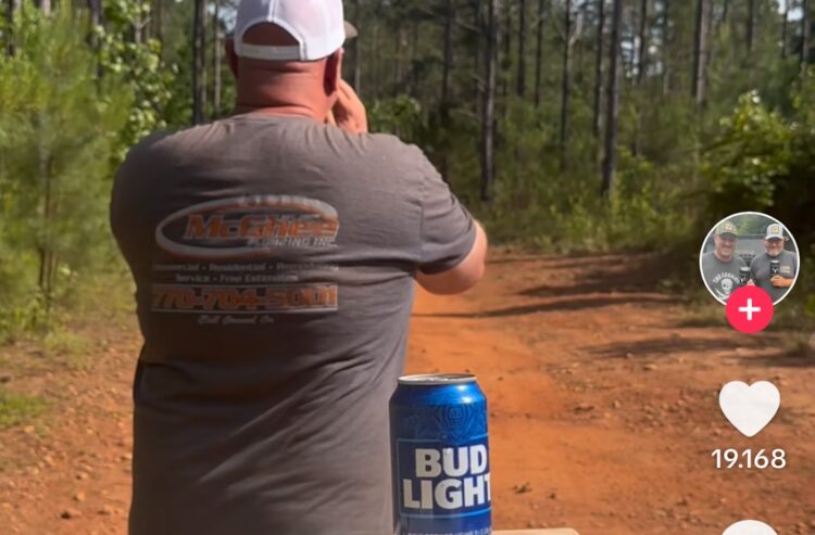 Männlicher Influencer im Wald mit einer Dose Bud Light