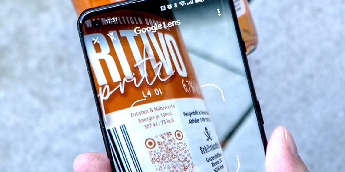 Smartphone, das einen QR-Code auf einer Flasche scannt