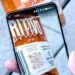 Smartphone, das einen QR-Code auf einer Flasche scannt