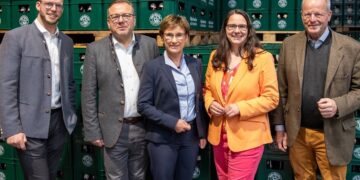 Von links nach rechts: Moritz Glauner (Leiter Unternehmensstrategie und -entwicklung Alpirsbacher Klosterbräu), Markus Schlör (Geschäftsführer Alpirsbacher Klosterbräu), Sabine Kurtz (Staatssekretärin im Ministerium für Ernährung, Ländlichen Raum und Verbraucherschutz Baden-Württemberg), Katrin Schindele (Mitglied des Landtags von Baden-Württemberg) und Carl Glauner (Geschäftsführer Alpirsbacher Klosterbräu)