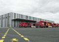 Logistikhalle mit Coca-Cola Lkws