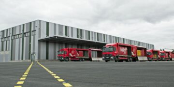 Logistikhalle mit Coca-Cola Lkws