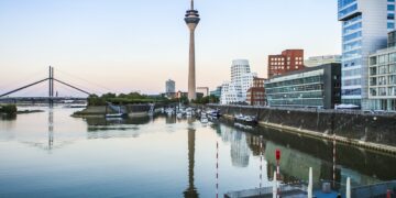 Skyline von Düsseldorf - Rheinkniebrücke, Rheinturm und die Bauten des Architekten Frank O. Gehry am Düsseldorfer Medienhafen.