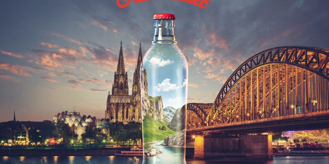 Eines von verschiedenen Werbemotiven: Almdudler bringt Alpenkulisse an den Rhein.