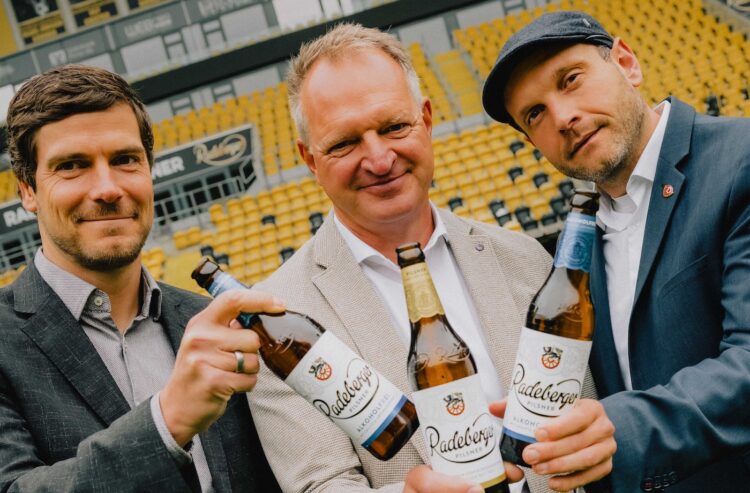 v.l.: Maik Hägner (Senior Director Team Dynamo Dresden, Sportfive), Olaf Plaumann (Geschäftsführer Radeberger Brauerei) und David Fischer (Geschäftsführer Kommunikation Dynamo Dresden)