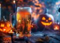 Foto von Bierglas, daneben Halloween-Dekoration