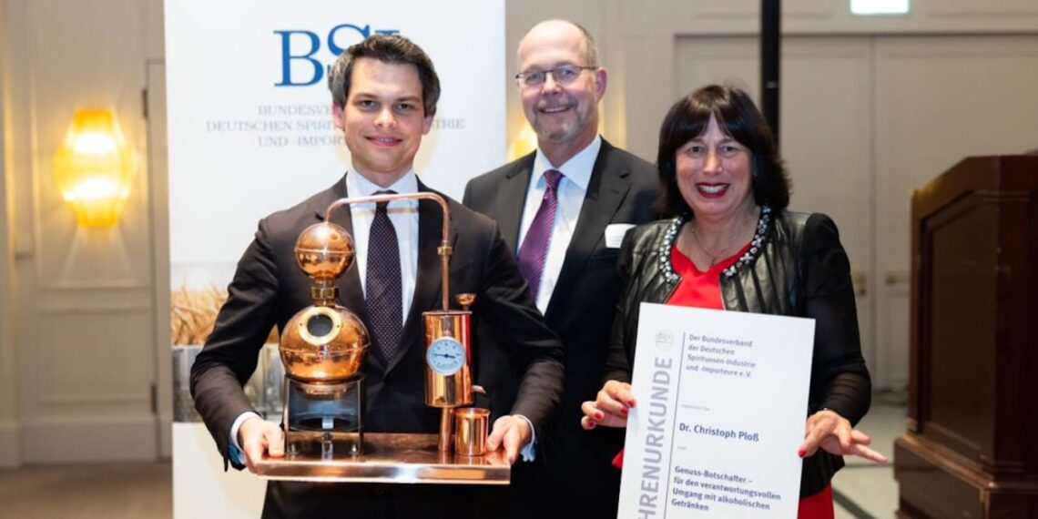 BSI-Präsident Thomas Ernst (Mitte) mit den Genussbotschaftern Christoph Ploß (2024) und Marion Walsmann (2023)