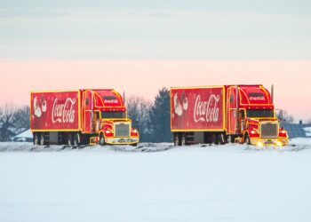 Zwei Coca-Cola Trucks in Winterlandschaft