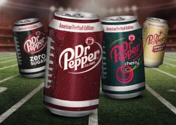 Vier verschiedene Dosen Dr Pepper im Football-Look