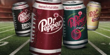 Vier verschiedene Dosen Dr Pepper im Football-Look