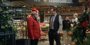 Marc Hosemann als Weihnachtsunterstützer in einem Edeka-Markt