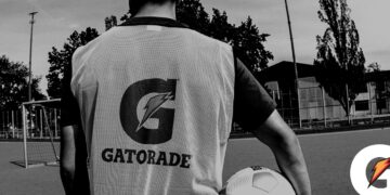 Fußballer mit Gatorade-Shirt von hinten