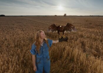 Im Werbespot raven eine Farmerin und ein Adler gemeinsam zu Hip-hop-Rhythmen.