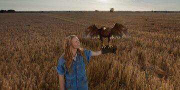 Im Werbespot raven eine Farmerin und ein Adler gemeinsam zu Hip-hop-Rhythmen.