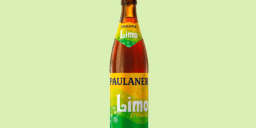 Eine Flasche Paulaner Limo Zitrone