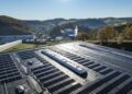 Landschaft um die Brauerei Veltins, im Vordergrund Dach mit Photovoltaik-Anlage.