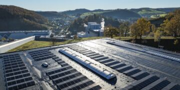 Landschaft um die Brauerei Veltins, im Vordergrund Dach mit Photovoltaik-Anlage.