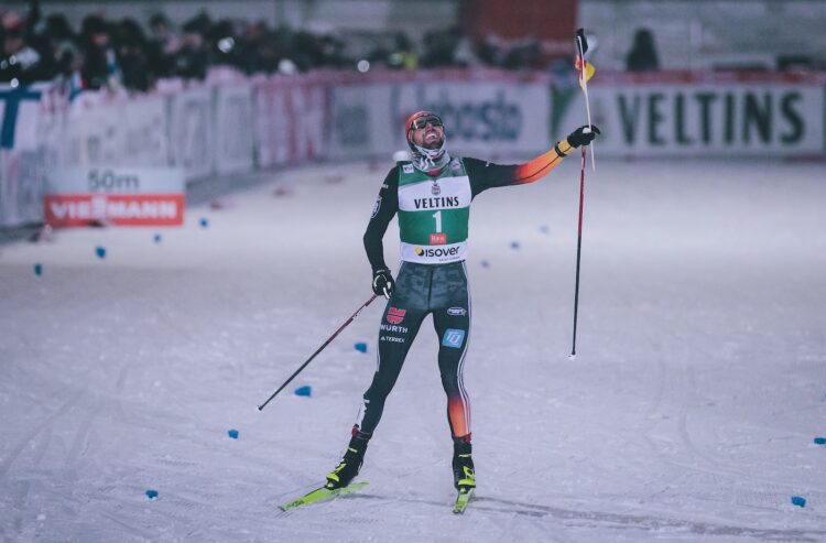 Sieger mit Veltins auf der Brust: Johannes Rydzek läuft ins Ziel ein.