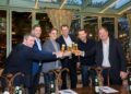 Stoßen auf die gemeinsame Zukunft an (v.l.n.r.): Sebastian Holtz (Bitburger), Nicolas und Thomas Mack (Europa-Park), Stefan Meinass, Stephan Nerlich und Rainer Noll (Bitburger).