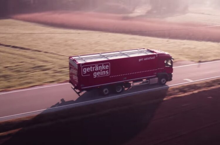 Lkw von Getränke Geins auf einer Landstraße