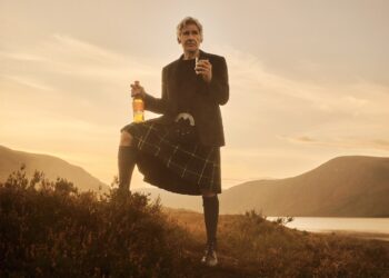 Harrison Ford - hier im Kilt - reist mit Glenmorangie in die Highlands.