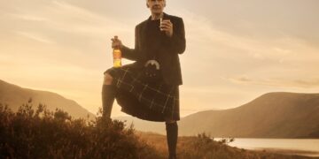 Harrison Ford - hier im Kilt - reist mit Glenmorangie in die Highlands.