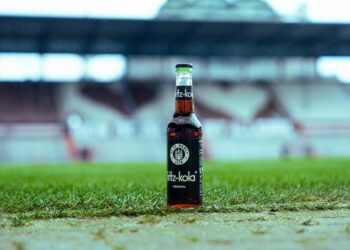 Foto einer Fritz-Kola-Flasche im Stadion