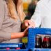 Pärchen mit zwei Saftkisten im Getränkemarkt