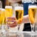 Bier wird am Tresen gezapft