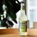 Eine Flasche Bionade Naturtrübe Limette auf einem Tablett