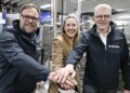 Catharina Cramer gibt gemeinsam mit dem Technikgeschäftsführer Jens Hoffmann (links) und dem Herforder Standortverantwortlichen Frank Rottmann den Startschuss für die neue Abfüllanlage der Herforder Brauerei. (Foto: Fotodesign Freitag)