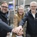 Catharina Cramer gibt gemeinsam mit dem Technikgeschäftsführer Jens Hoffmann (links) und dem Herforder Standortverantwortlichen Frank Rottmann den Startschuss für die neue Abfüllanlage der Herforder Brauerei. (Foto: Fotodesign Freitag)