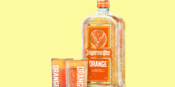 Eine Flasche Jägermeister Orange mit zwei Shot-Gläsern