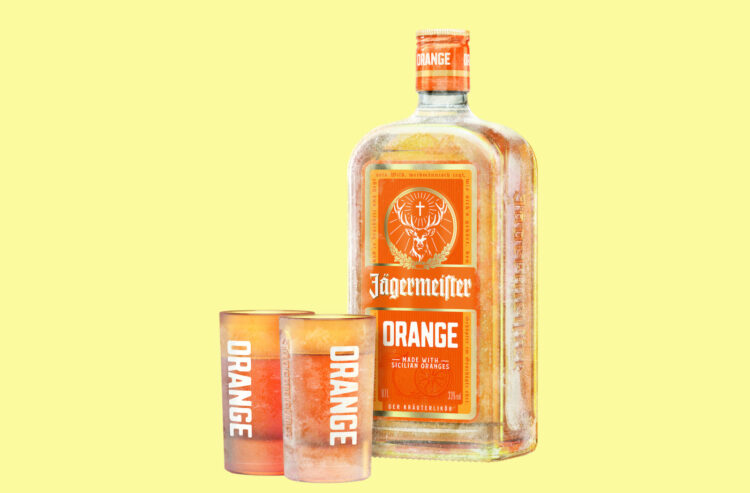 Eine Flasche Jägermeister Orange mit zwei Shot-Gläsern