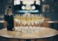 Foto von gefüllten Champagnergläsern
