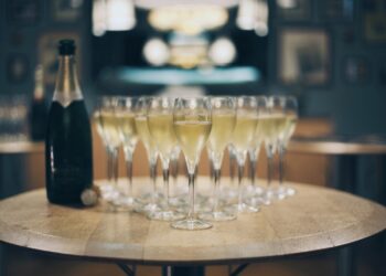 Foto von gefüllten Champagnergläsern