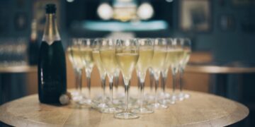 Foto von gefüllten Champagnergläsern