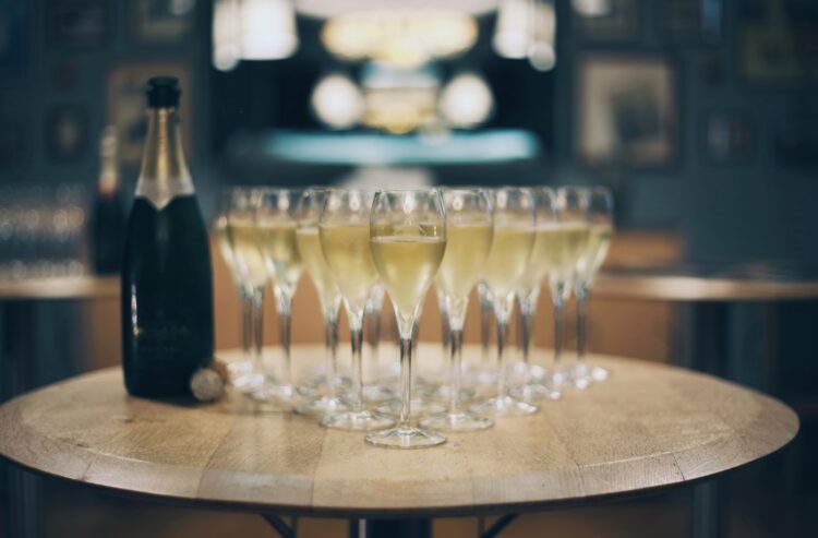 Foto von gefüllten Champagnergläsern