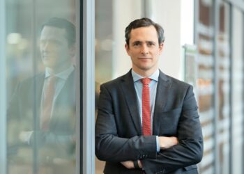 Carl Oetker ist Ururenkel des Unternehmensgründers und begann 2020als Assistent von Dr. Albert Christmann seine Laufbahn in der Oetker-Gruppe. (Foto: Oetker-Gruppe)