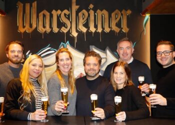 Warsteiner, u.a. vertreten durch Inhaberin Catharina Cramer (3.v.l.) und Geschäftsführer Raphael Rauer (2.v.r.) und die OMR, u.a. vertreten durch Jasper Ramm (Geschäftsführer der OMR; Mitte) trafen sich zum gemeinsamen Kickoff der 10-jährigen Partnerschaft in der Brauerei. (Foto: Warsteiner)