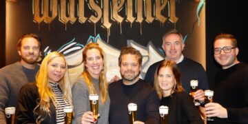 Warsteiner, u.a. vertreten durch Inhaberin Catharina Cramer (3.v.l.) und Geschäftsführer Raphael Rauer (2.v.r.) und die OMR, u.a. vertreten durch Jasper Ramm (Geschäftsführer der OMR; Mitte) trafen sich zum gemeinsamen Kickoff der 10-jährigen Partnerschaft in der Brauerei. (Foto: Warsteiner)