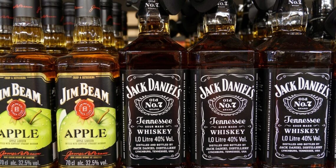 Jim Beam- und Jack Daniel's-Flaschen in einem Supermarkt-Regal