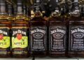 Jim Beam- und Jack Daniel's-Flaschen in einem Supermarkt-Regal