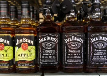 Jim Beam- und Jack Daniel's-Flaschen in einem Supermarkt-Regal