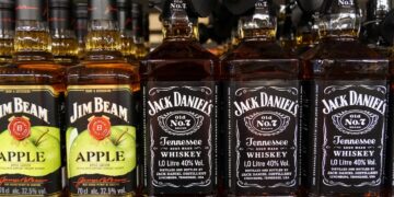 Jim Beam- und Jack Daniel's-Flaschen in einem Supermarkt-Regal